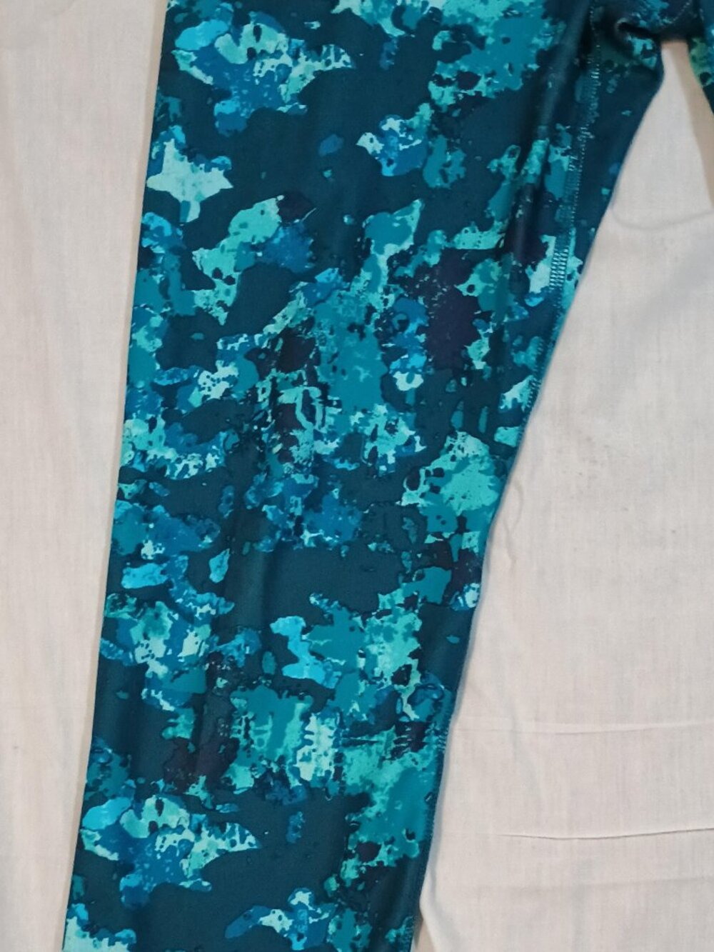 Old Navy Active/Capri Leggings/Womens M/Blue Camo Go Dry Compression Athleisure - Picture 5 of 9